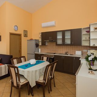 https://vinter.apartmani-vodice.com/wp-content/uploads/2016/06/highlight_4-320x320.jpg